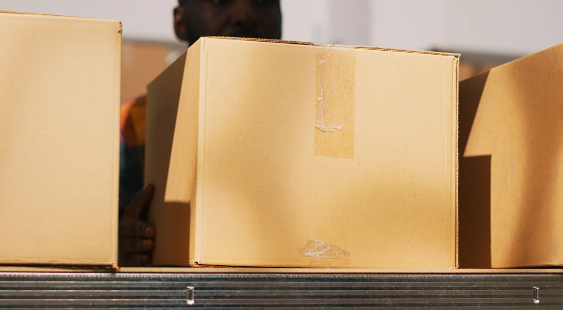 Posting Clothes in the UK 2026 – Mailing Bags vs Boxes (Full Guide)